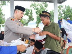 Jelang Berbuka Puasa, Polres Ende Bagikan Takjil Bagi Warga Pesisir Pantai Rukun Lima